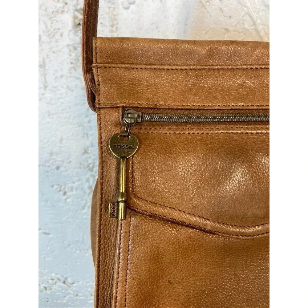 Fossil Brown Leather Small Crossbody Bag Purse Zipper Pockets 7.5 X 8.5